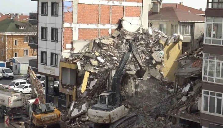 İstanbul da son dakika kentsel dönüşüm: Yıkılan binanın yan apartmanın duvarı yok!