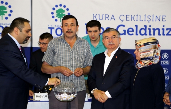İsmet Yılmaz, TOKİ Sivas kura çekimi törenine katıldı!