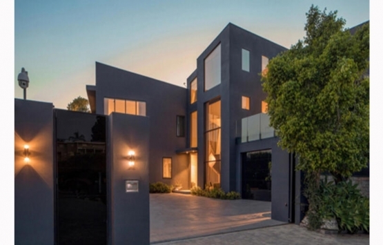 John Legend ve Chrissy Teigen Beverly Hills teki evlerini 24 milyon dolara satıyor!