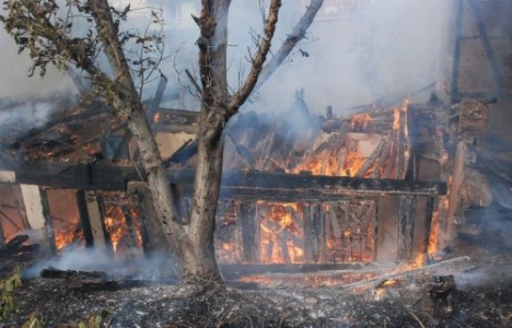Tokat'ta iki katlı ahşap ev yandı!