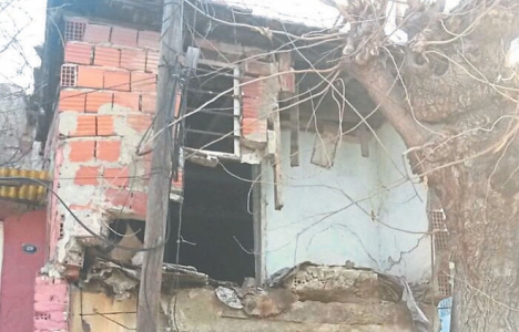 İzmir Eşrefpaşa'daki harabe bina tehlike saçıyor!