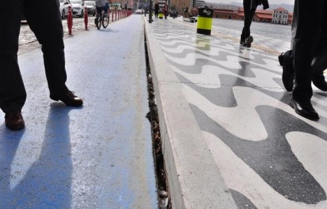 İzmir Pasaport'taki çatlak kaldırımlar onarıldı!