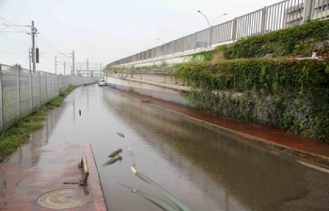 İzmit Tren Garı bölgesinde yatay sondaj ile yağmur suyu hattı inşa ediliyor!