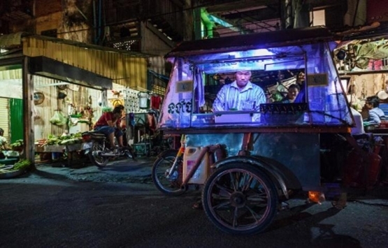 Kamboçya da eski binada kendi devletlerini kurdular!