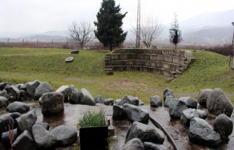 Eski evlerin taşlarından amfi tiyatro kuruldu! 