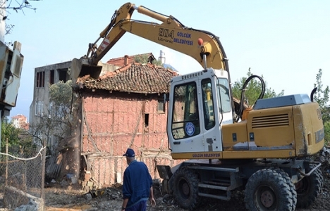 Gölcük'teki harabe evler yıkılıyor!