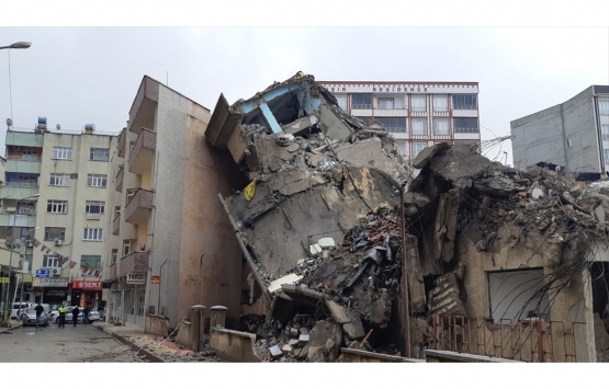 Siirt te yıkımı yapılan bina bitişikteki binanın üzerine devrildi!