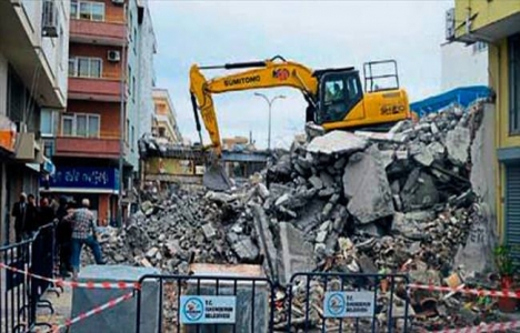İskenderun'da kent trafiğini olumsuz etkileyen bina yıkıldı!