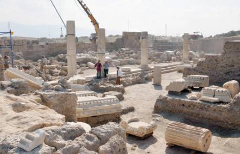 Laodikya Antik Kenti'ndeki kazılarda dev mermer sütunlar bulundu!