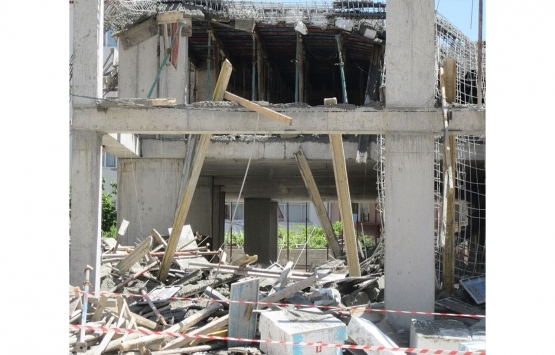 Afyonkarahisar Sandıklı'da inşaat çöktü! İki işçi yaralandı!