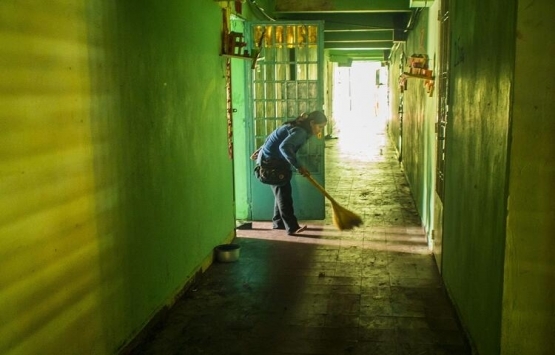 Kamboçya da eski binada kendi devletlerini kurdular!