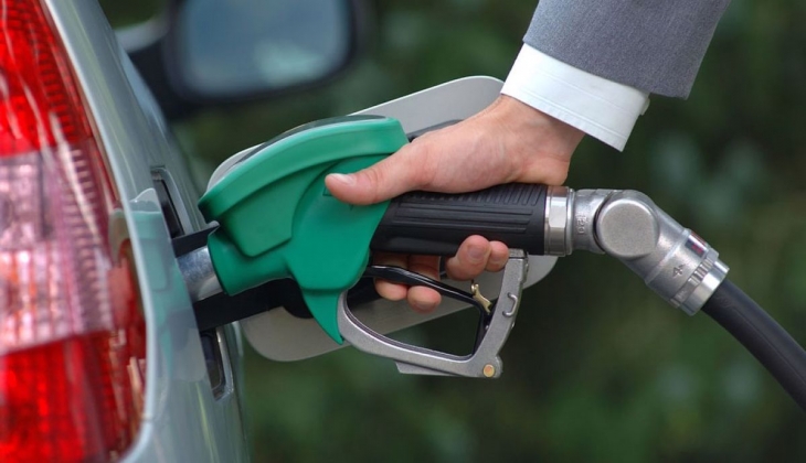 Araç sahipleri bu gece yastığa başını rahat koyacak! Akaryakıta gece yarısı büyük indirim geldi