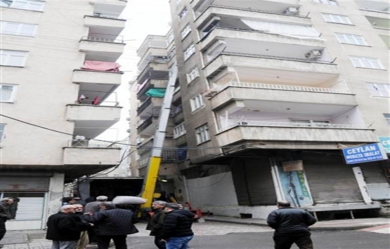 Diyarbakır da ağır hasarlı 7 katlı bina boşaltılıyor!