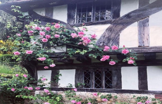 Ünlü manken Kelly Brook milyonluk kulübede yaşıyor!