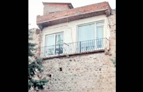 Sinop Kalesi, surlarına yapılan konutların işgalinden kurtulamadı!