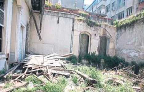 İzmir Mezarlıkbaşı'ndaki Hahamhane yarı çöplüğe dönüştü!