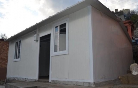 Belen'de 3 aile prefabrik evlerine kavuştu!