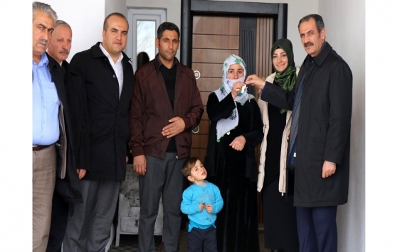 Van Gürpınar Belediyesi ihtiyaç sahibi 2 aileye ev verdi!