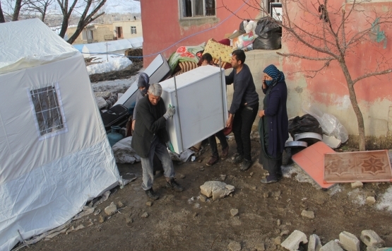 Van da depremde yıkılan binaların enkazı kaldırılıyor!