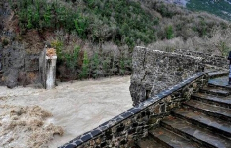 Yunanistan'da tarihi Osmanlı köprüsü yıkıldı!