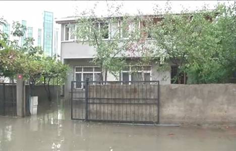 Yoğun yağmur yağışı sebebiyle Ümraniye'de evleri su bastı!