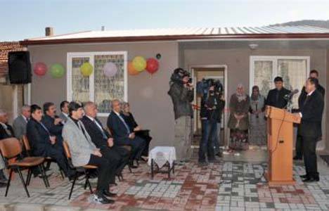 Afyon'da evleri yıkılmak üzere olan 4 çocuklu aileye prefabrik ev yapıldı!