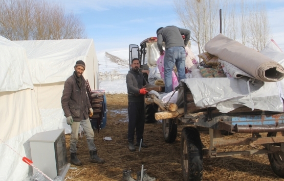 Van da depremde yıkılan binaların enkazı kaldırılıyor!