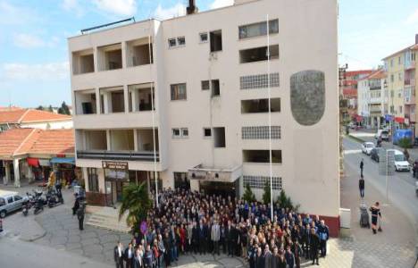 Çanakkale Belediyesi'nin personeli yıkılacak eski binanın önünde hatıra fotoğrafı çektirdi!