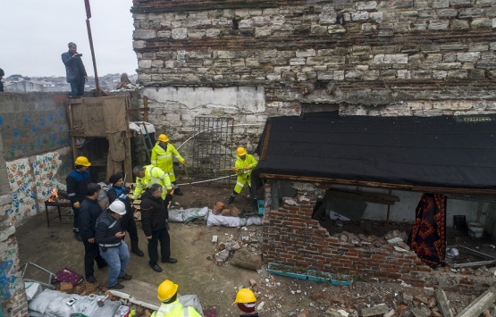 Tarihi Sağır Han ın üstündeki iki kaçak yapı yıkıldı!