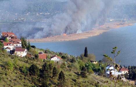 Sapanca Gölü kıyısındaki sazlıkta çıkan yangın söndürüldü!