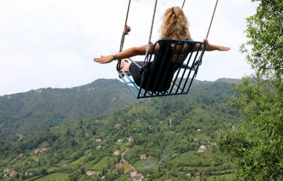 Ağaç gövdesine yaptığı eve asma köprü ile ulaşıyor!