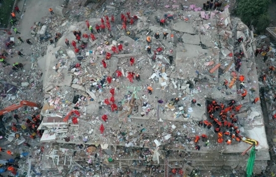 İzmir depreminden sonra orta hasarlı denen binaya yeni rapor: Az hasarlı, oturulabilir!