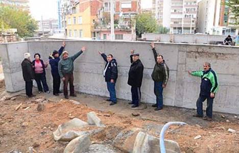 Karşıyaka'ya yapılan köprülerin ayağı 2 metreyi bulunca vatandaş isyan etti!