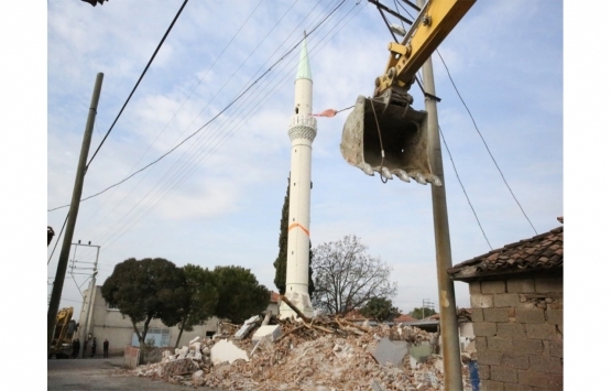 Manisa'da depremde ağır hasar gören minare yıkıldı!