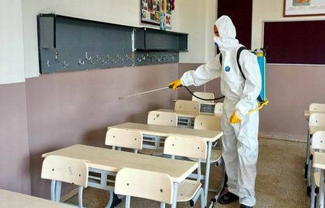 Başakşehir Belediyesi ilçe okullarını periyodik ilaçlayıp dezenfekte ediyor!
