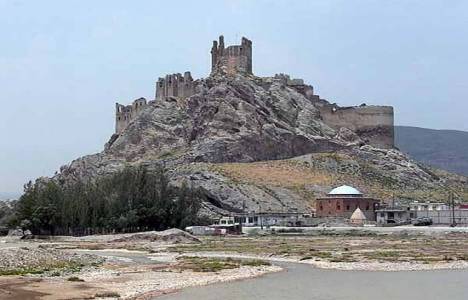 Hoşap Kalesi'nde 4 asırlık sarnıç gün ışığına çıkarıldı!