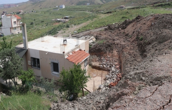 İzmir Çiğli'de zemininde çatlaklar görülen bölgede 5 ev boşaltıldı! 