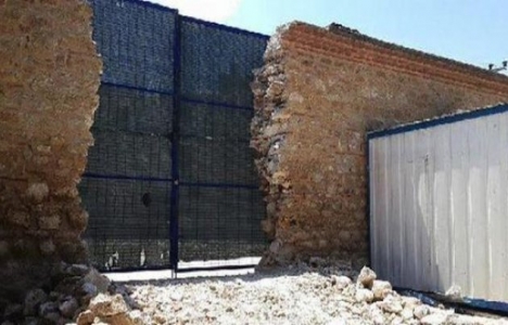 Sinan Paşa Külliyesi'nin duvarı yıkıldı mı?