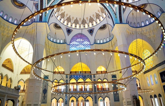 Çamlıca Camisi’ni aydınlatacak 7 tonluk ana avize yerine takıldı!