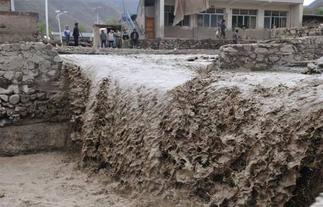 Çin'de meydana gelen sel ve heyelanlarda bin 143 ev çöktü!