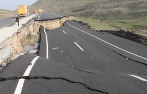 Çanakkale-İzmir karayolunda yol çöktü!