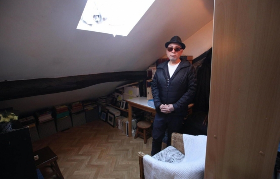 71 yaşındaki Parisli, 25 yıldır 1 metrekarelik dairede yaşıyor!