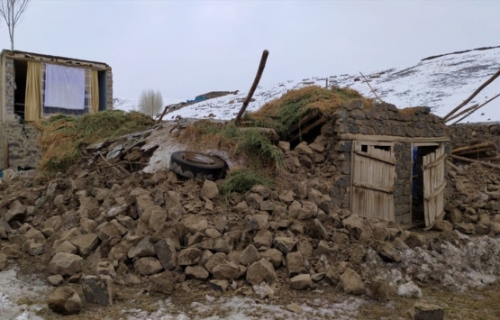 İran daki deprem Van da hissedildi! Kerpiç evler yıkıldı!