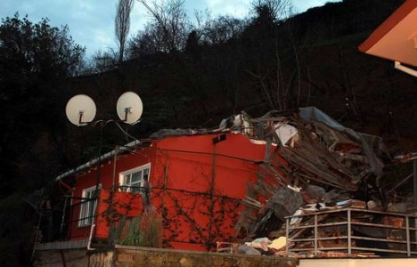 Beşiktaş'ta iki katlı bina çöktü!
