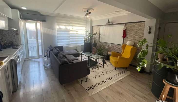 Kızının arkadaşının evine sığınan anne: Kadıköy deki evimde 5 bin TL ye oturan kiracım, şimdi Maldivler de tatilde!