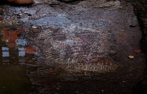 İznik te kanalizasyon kazısında insan yüzü figürlü taban mozaiği bulundu!