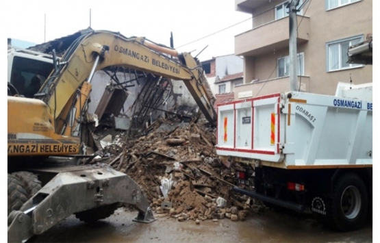 Bursa Osmangazi'deki tehlike saçan bina yıkıldı!