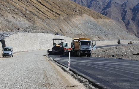 Rize-Erzurum duble yolunun ortasında kalan evde hasar oluştu!