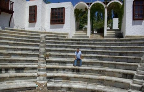 Foça daki Fransız Tatil Köyü satışa çıkıyor!