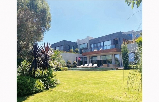 Emir ve Eren Bahadır kardeşler Suzan Sabancı Dinçer’in yazlığını aldı!